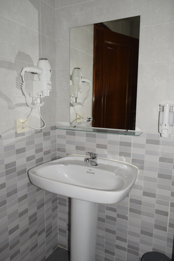 Bathroom 3, Pensión San Anton, Pontevedra