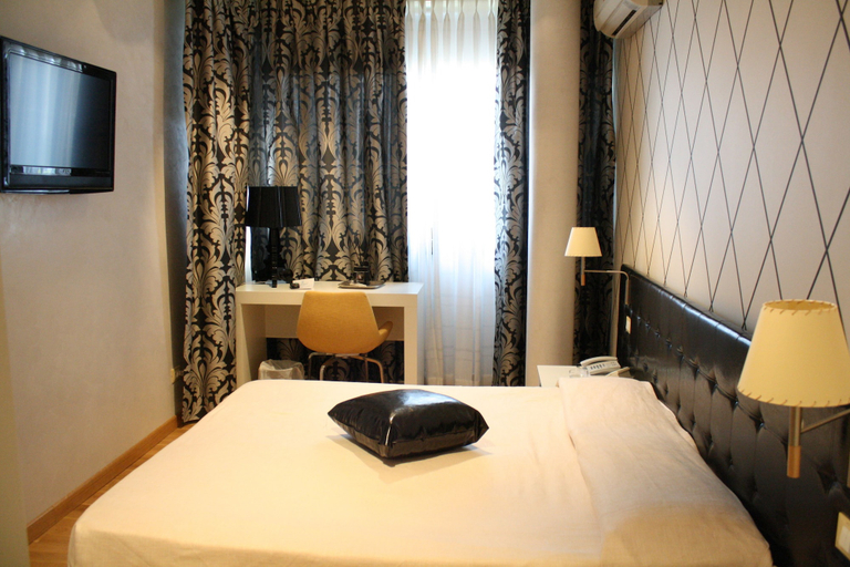 Bedroom 3, San Francisco, Lucca