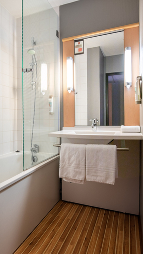 Bathroom, ibis Quimperle, Finistère