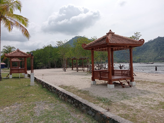 Others 4, Nyalo Beach Cottage, South Pesisir
