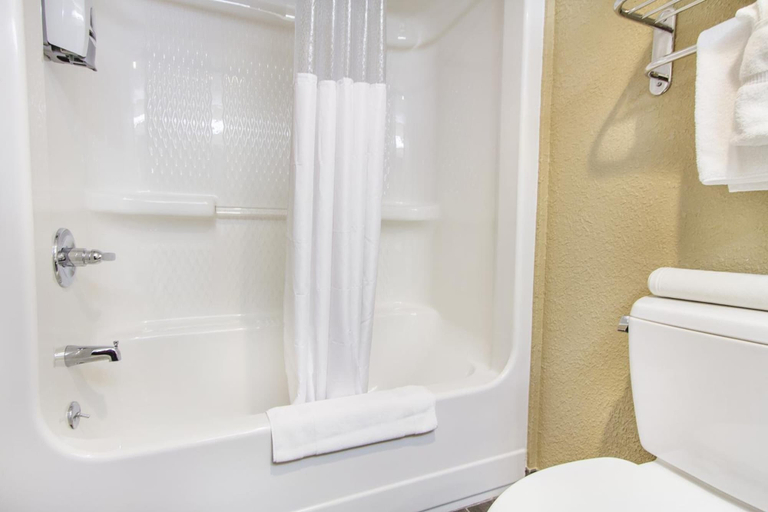Bathroom 4, Grand Oaks Hotel, Taney