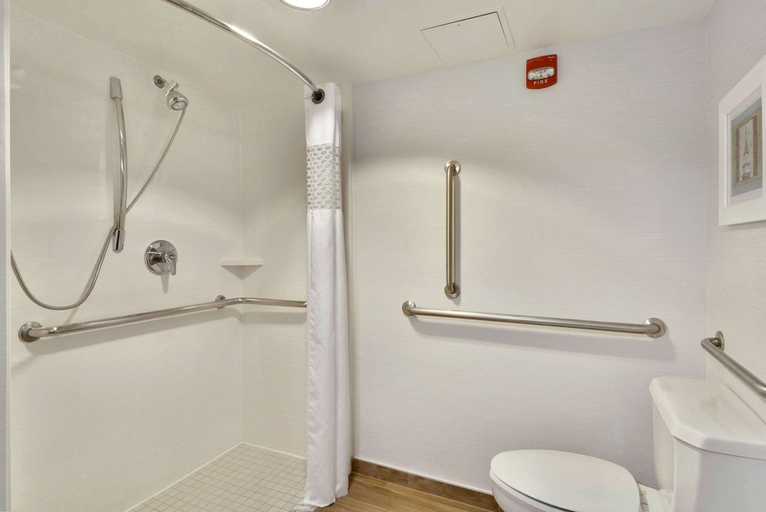 Bathroom 4, Hampton Inn Alexandria-Old Town/King St. Metro, Alexandria