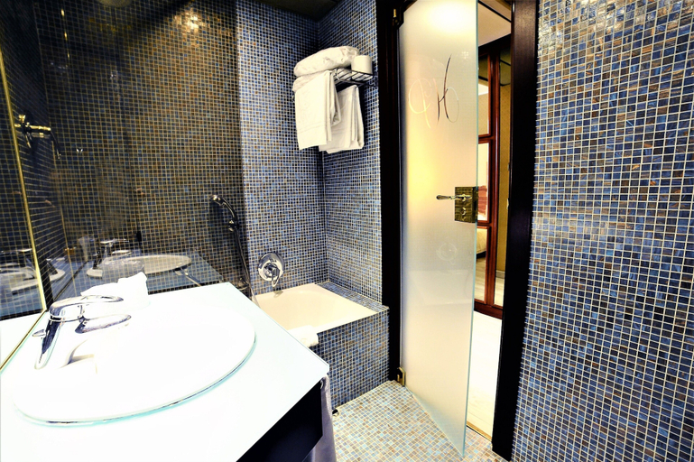 Bathroom 4, Hotel Pierre Milano, Milano