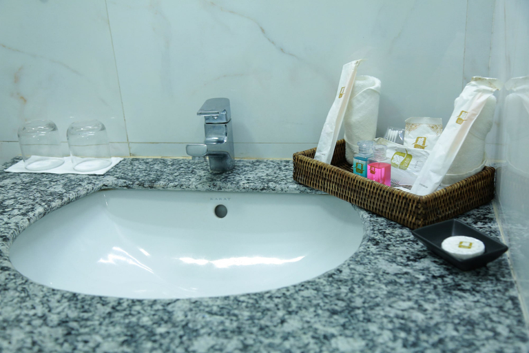 Bathroom 3, Hotel Sincere Smile Yangon, Yangon