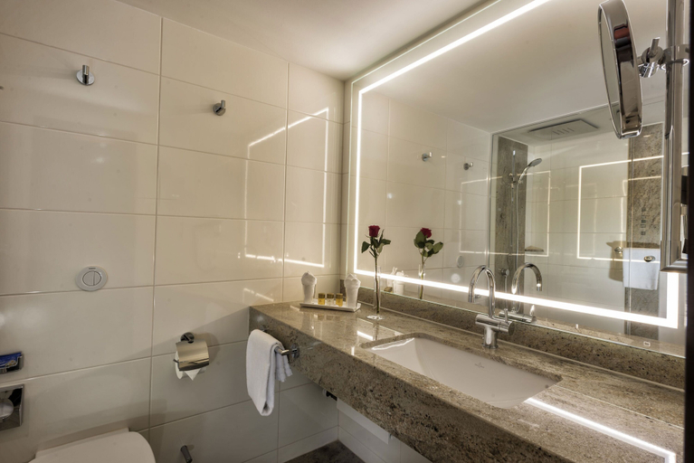 Bathroom 5, Maritim Hotel Würzburg, Würzburg