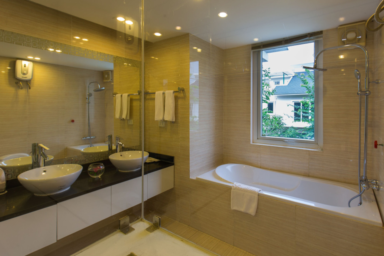 Bathroom 4, XanhVillas Resort & Spa, Lương Sơn