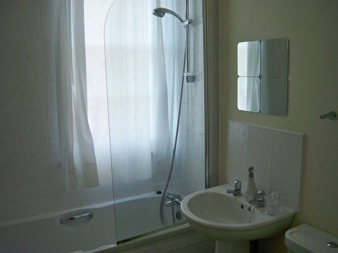 Bathroom 4, Nelson and Railway Inn, Nottinghamshire