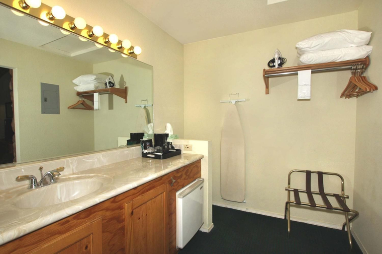 Bathroom 4, Majestic Mountain Inn, Gila