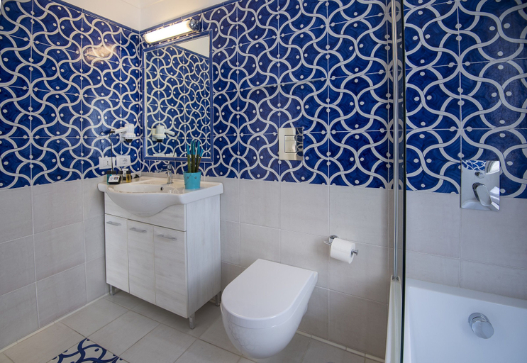 Bathroom 5, Villa Patrizi, Napoli