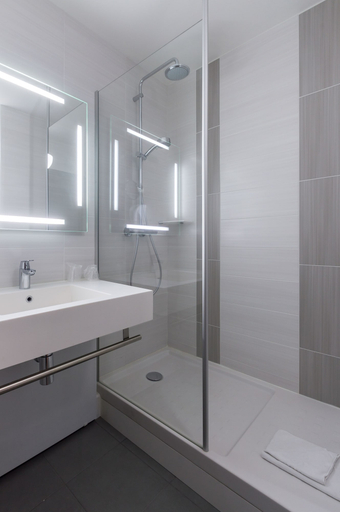Bathroom 5, Hotel Mercure Trouville Sur Mer, Calvados
