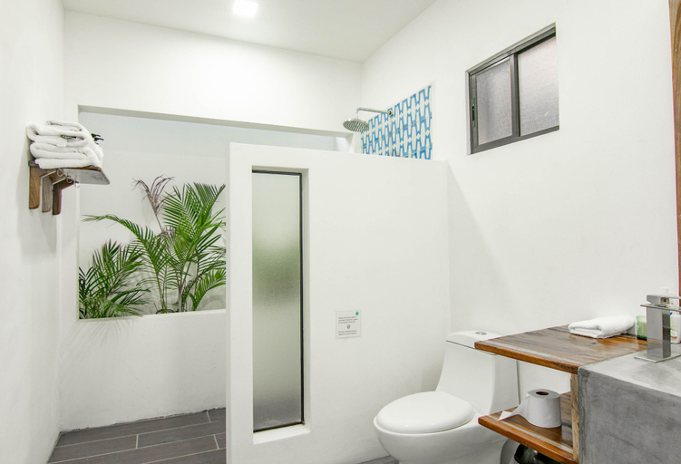 Bathroom 4, Costa Oeste, Tola