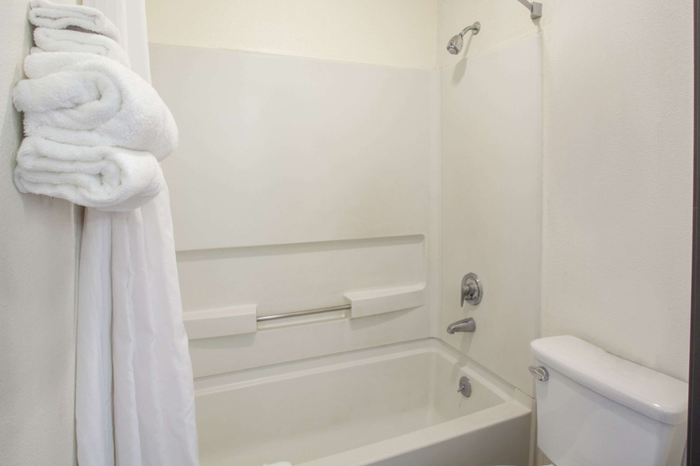 Bathroom 4, Super 8 by Wyndham Selma/Fresno Area, Fresno