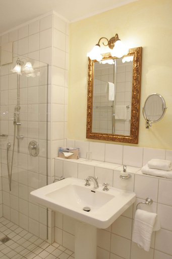 Bathroom 4, Hotel Landhaus Milser, Duisburg