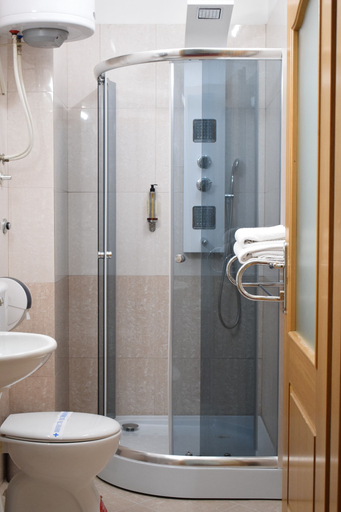 Bathroom 4, Hotel Aristocrat & Fish Restaurant