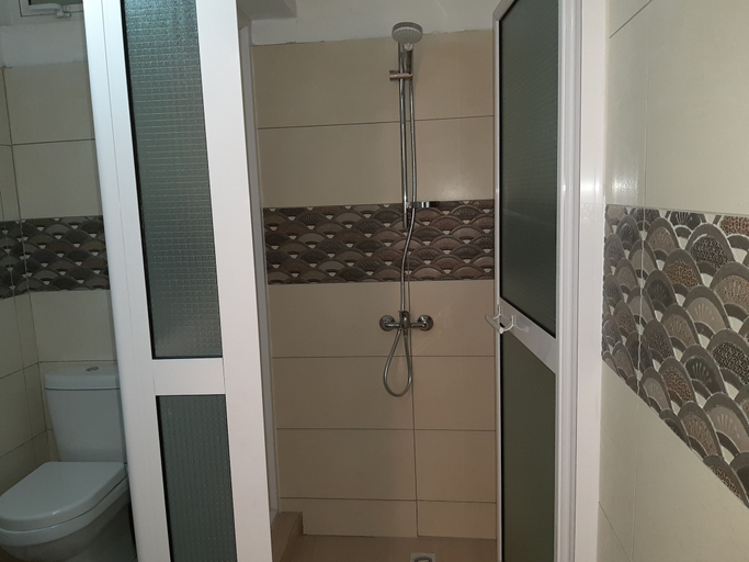 Bathroom 4, La Primerose