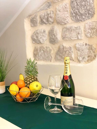 Food & Drinks 5, D & Sons Apartments