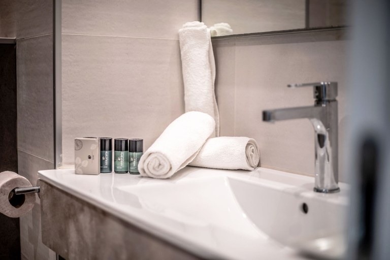 Bathroom 5, Jerusalem Gate Hotel