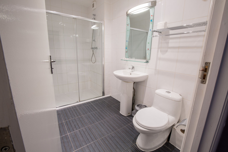 Bathroom 5, Rossmore Hotel, London