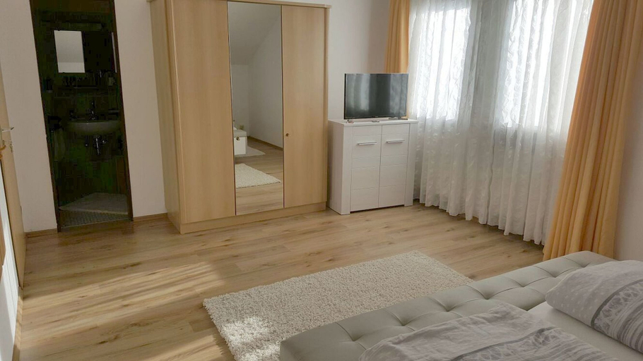 Bedroom 3, Pension Hofer, Bayreuth