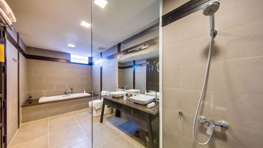 Bathroom 5, White Mansion, Phnom Penh