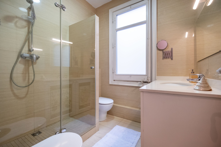 Bathroom 2, Stunning 4BR Apart in Sagrada Familia, Barcelona