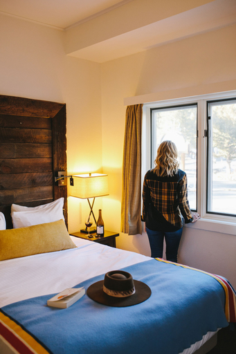 Bedroom 3, Sunnyside Restaurant & Lodge, Placer