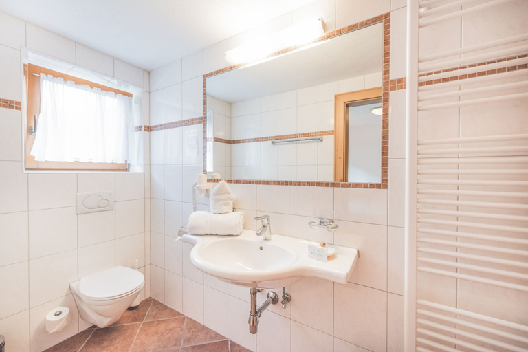 Bathroom 5, Hotel Kertess, Landeck