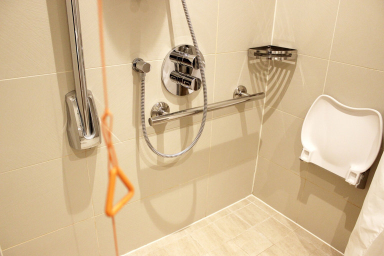 Bathroom 4, DoubleTree by Hilton London - Ealing Hotel, London