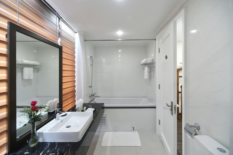 Bathroom 5, Garco Dragon Hotel 2, Long Biên