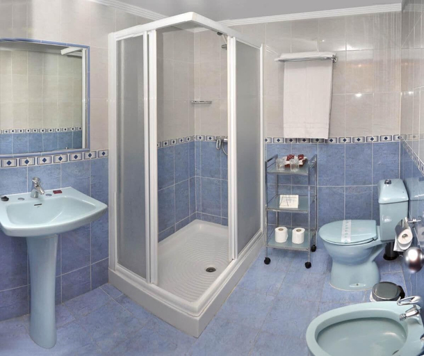 Bathroom 4, Arrayanes Playa Hotel, Granada