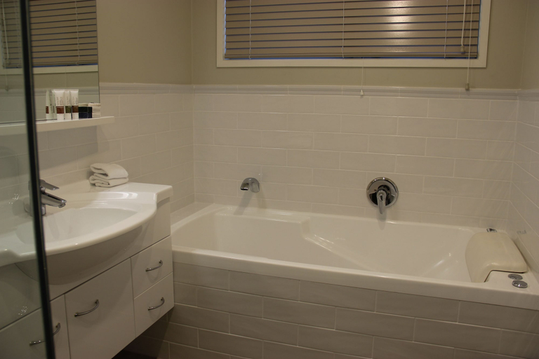 Bathroom 3, Tongariro Lodge, Taupo