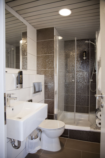 Bathroom 5, Hotel Les Nations, Berlin