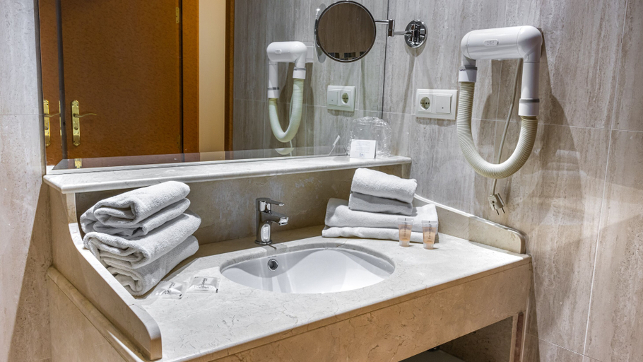 Bathroom 5, Hotel Reina Cristina, Granada