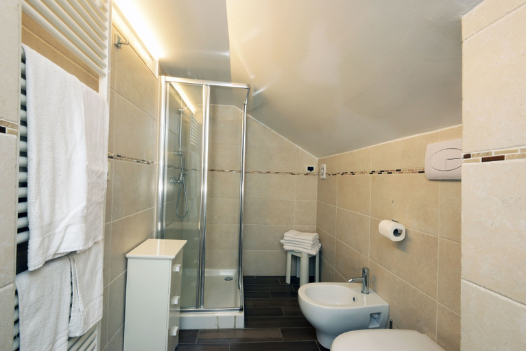 Bathroom 3, Hotel Ristorante Commercio, Brescia
