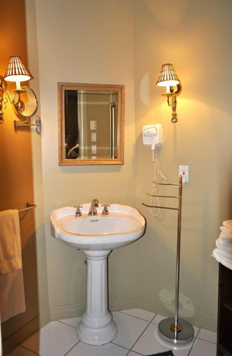 Bathroom 5, L'Authentique Auberge de Charlevoix, Charlevoix