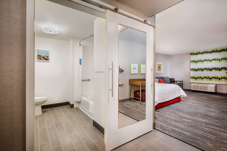 Bedroom 3, Hampton Inn Paramus, Bergen