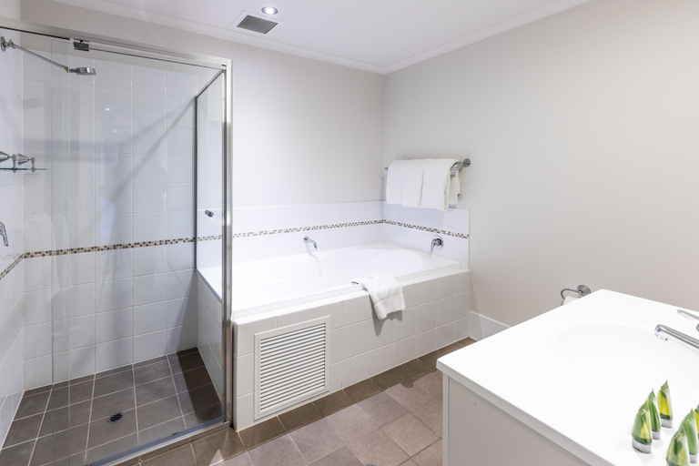 Bathroom 3, Discovery Resorts - McCracken Country Club, Victor Harbor