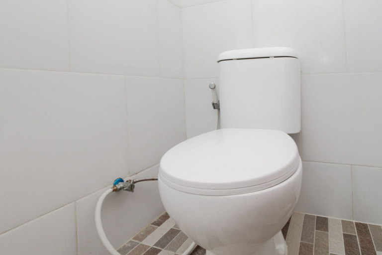 Bathroom 5, Kamar Keluarga Syariah Cendrawasih, Jakarta Barat