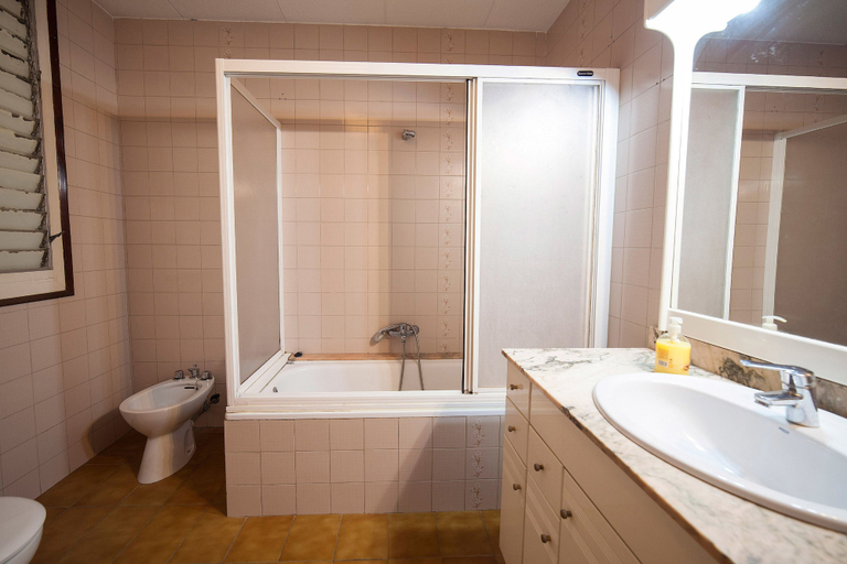 Bathroom 4, Hostel Bed in Girona, Girona