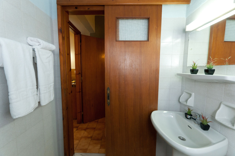 Bathroom, Varouxakis Hotel, Crete