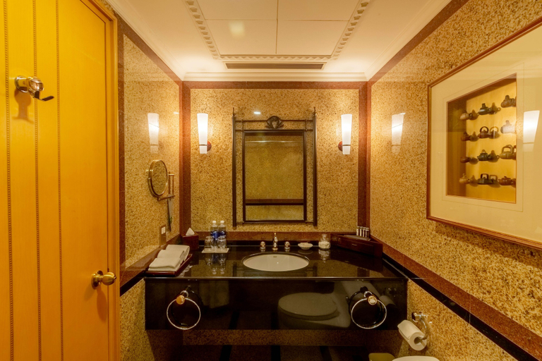 Bathroom 5, Renaissance Riverside Hotel Saigon, District 1