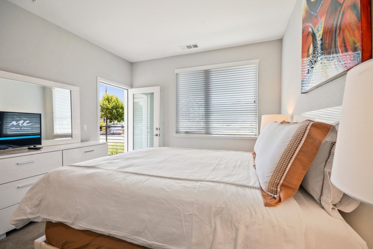 Bedroom 3, Bluebird Suites near Facebook HQ, San Mateo