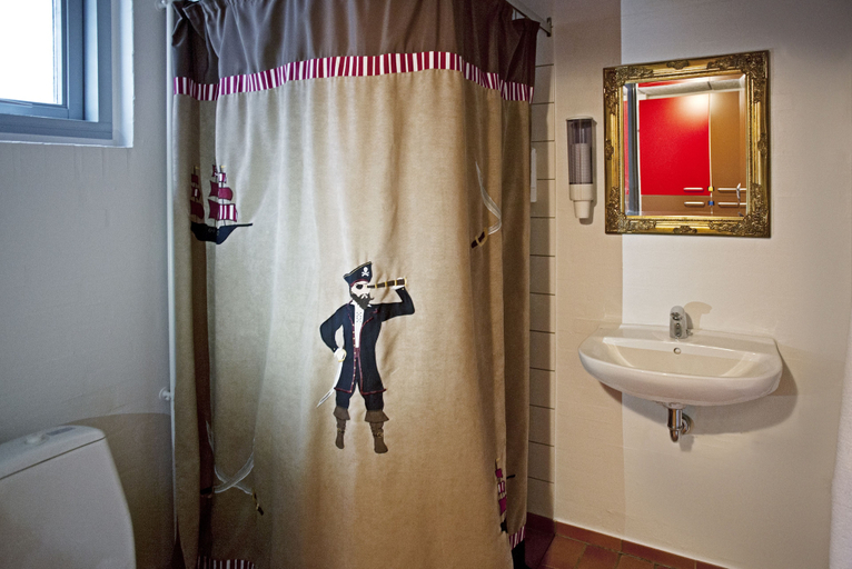 Bathroom, LEGOLAND Pirates' Inn Motel, Billund