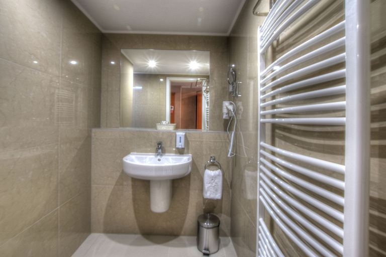 Bathroom 5, Anna Hotel Budapest, Budapesti