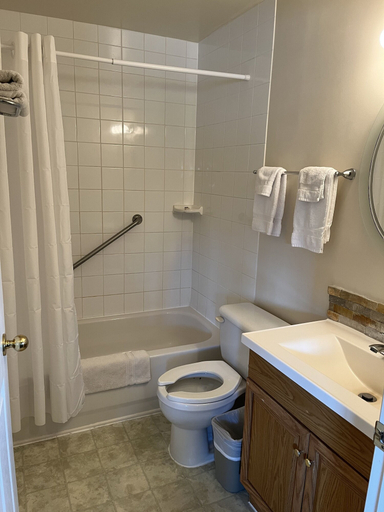 Bathroom 3, Calabogie Motor Inn, Renfrew