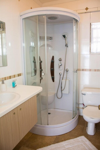 Bathroom 2, Morne SeaView Apartments
