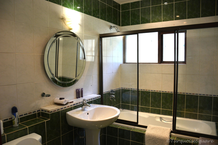 Bathroom 5, La Montagne Guest Lodge, Bojanala