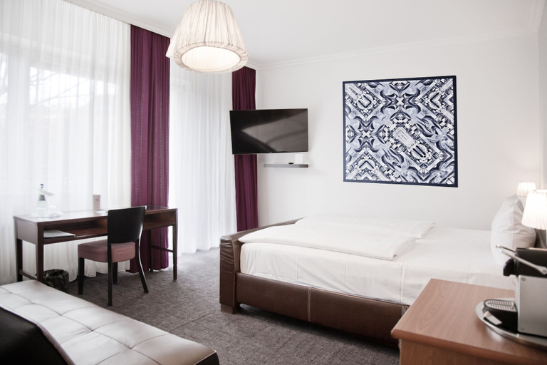 Bedroom 4, Hotel Les Nations, Berlin