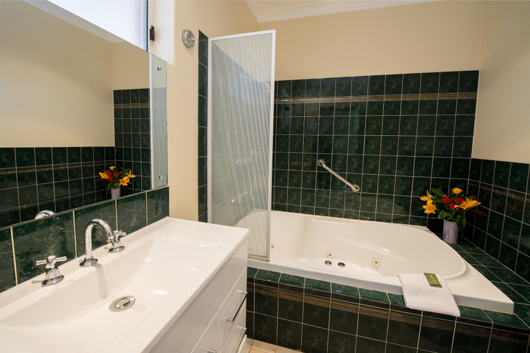 Bathroom 4, Breakfree Port Pirie, Port Pirie C Dists - City