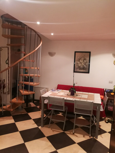 Others 3, A casa di Luca, Milano